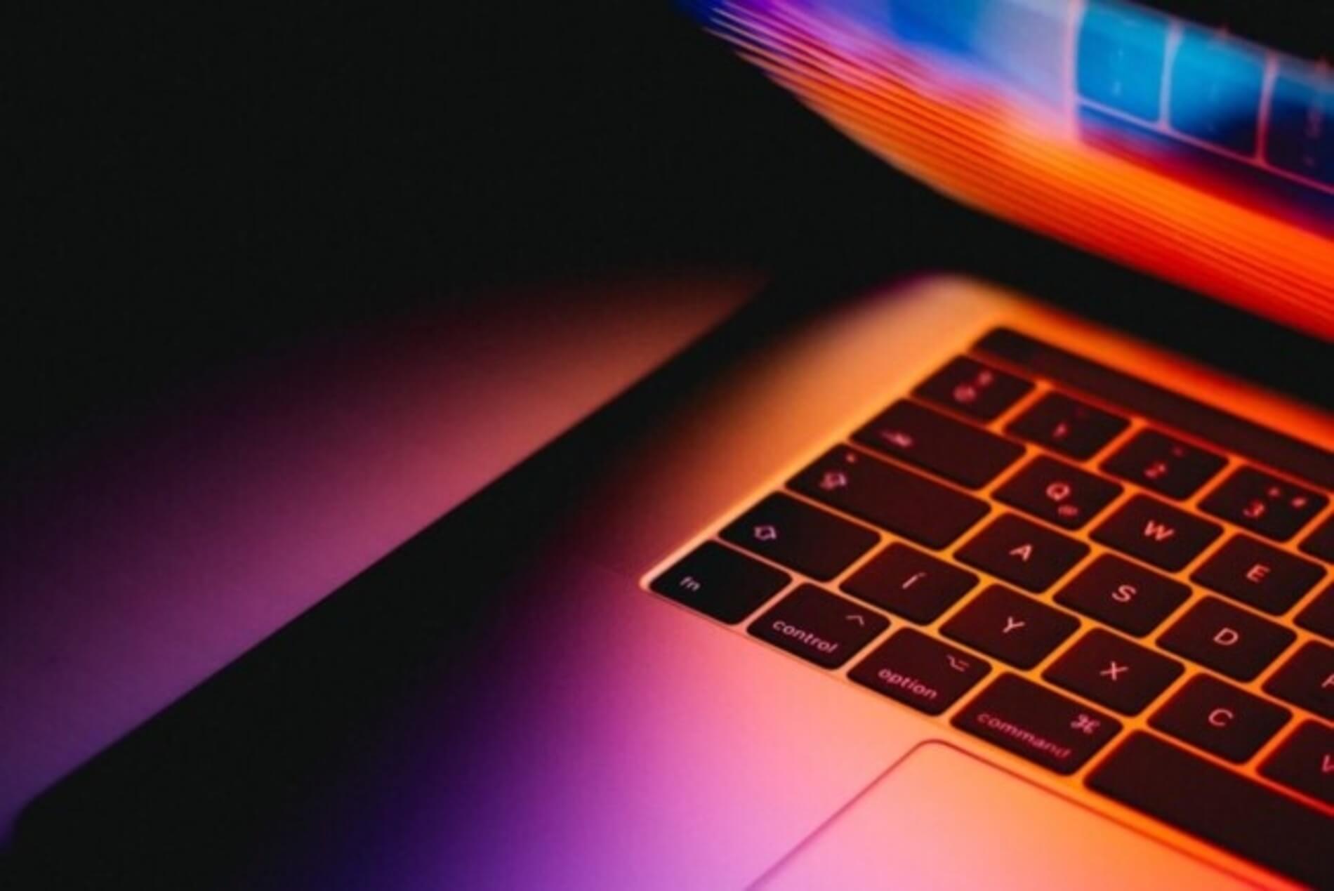 Apple працює над новим MacBook зі скляною клавіатурою: революційні плани компанії