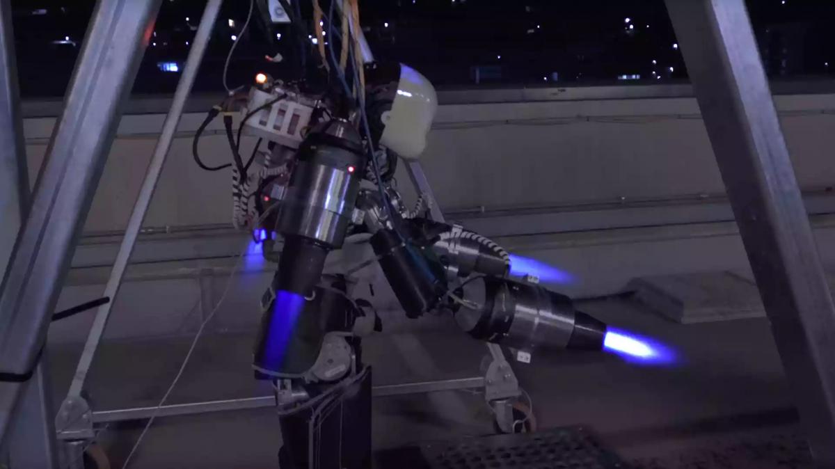 Гуманоїдний робот iRonCub3 створений для роботи в екстремальних умовах / Скриншот з відео