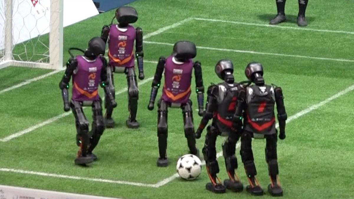 У Китаї пройшов перший футбольний матч за участю автономних роботів-гуманоїдів / Скриншот