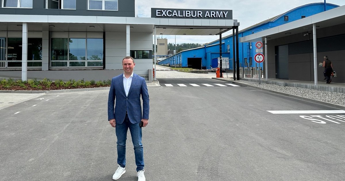 Чеська компанія Excalibur Army розпочала діяльність в Україні, співпрацюючи з «Українською бронетехнікою» у виробництві артилерійських снарядів