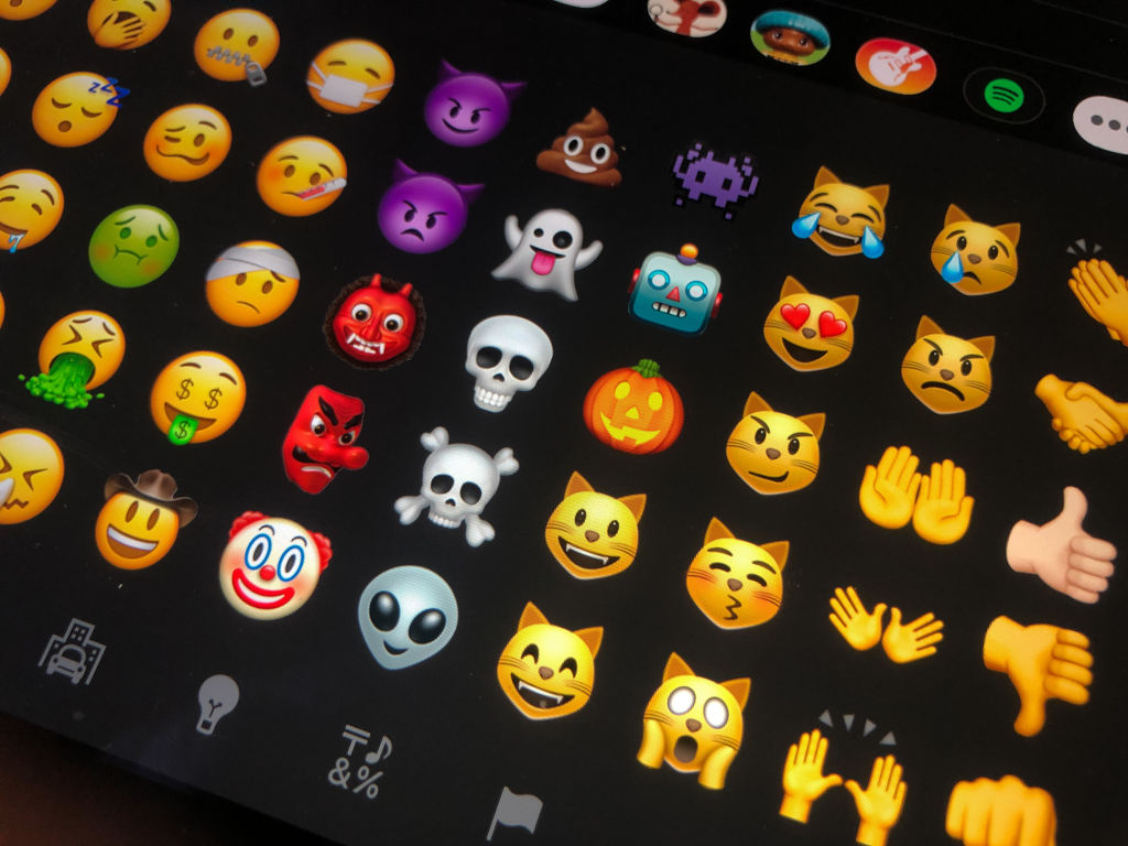 Apple News+ презентує нову гру, що використовує смайлики та Genmoji для розв'язання головоломок