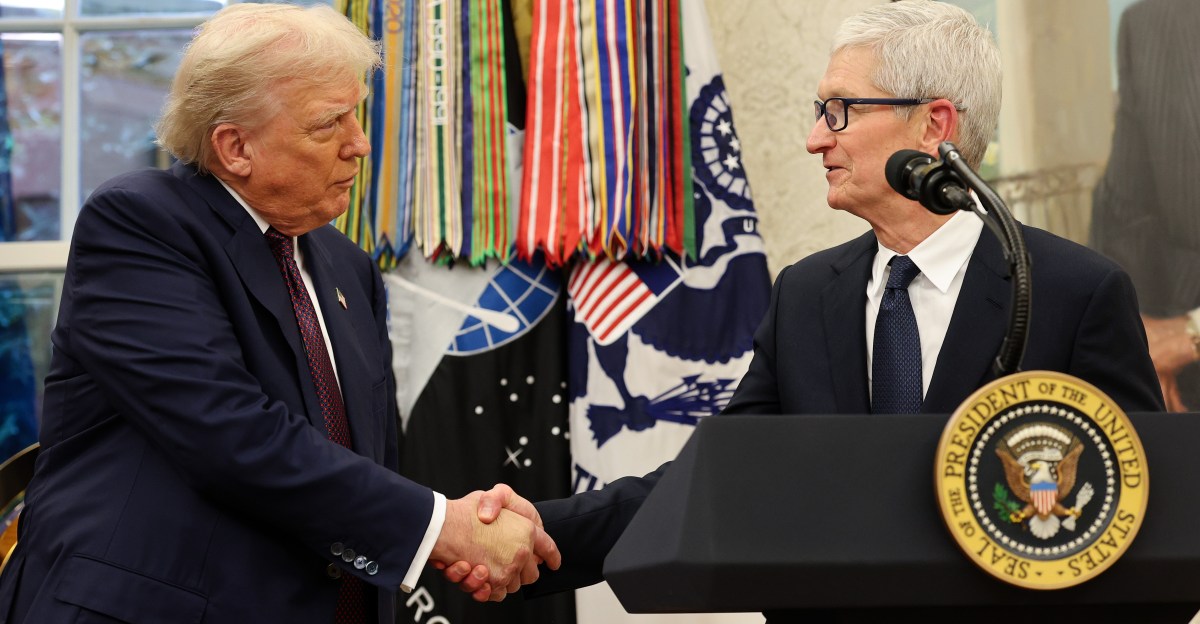 Apple оголосила про виробничий план на 100 мільярдів доларів у США під тиском Дональда Трампа