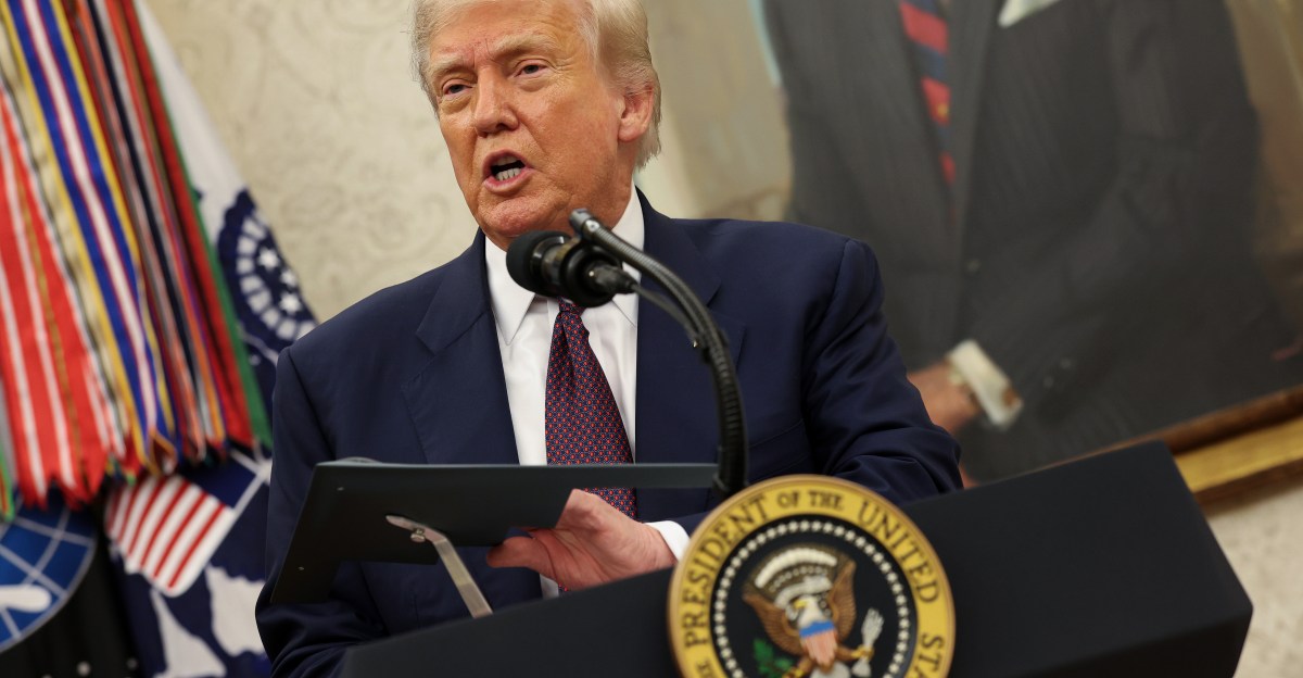 Трамп погрожує стягнути 100-відсотковий тариф на комп'ютерні чипи з величезною лазівкою