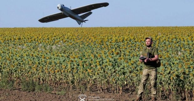 Україна стала піонером у світі, впровадивши регулярне застосування роїв дронів на основі ШІ в бойових діях