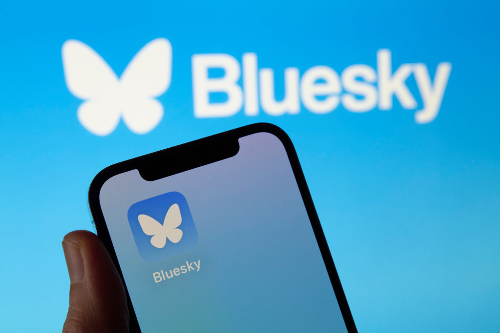 Bluesky презентує перший звіт про прозорість: зростання користувацьких скарг та юридичних вимог викликає тривогу